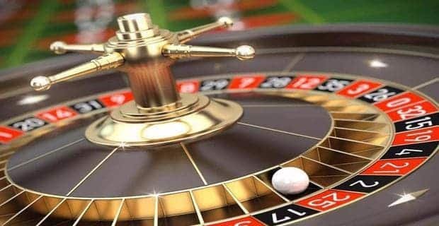 Pertandingan sepak bola intens di stadion Indonesia dengan penonton penuh semangat